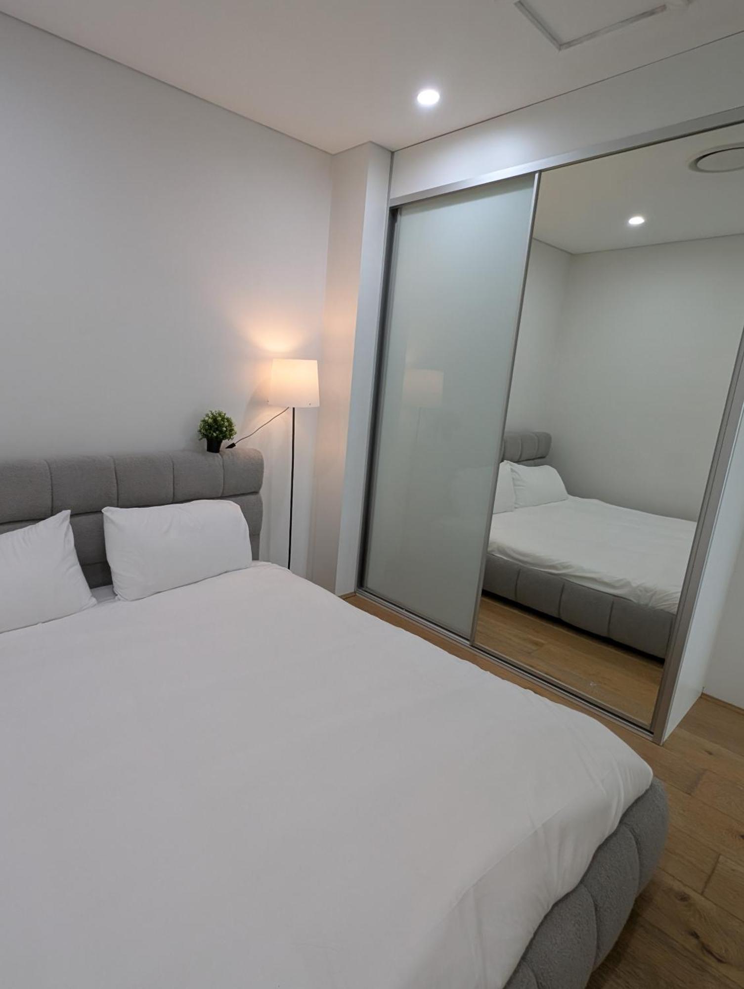 Panoramic Cbd Views Penthouse Apartment